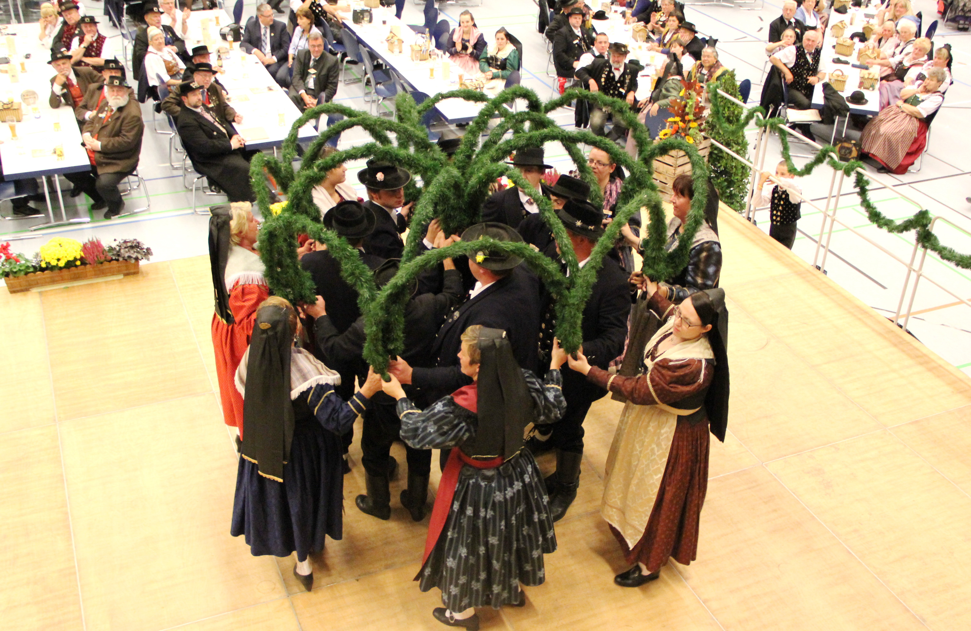 Trachtenverein Stamm - Kronentanz beim Vereinsjubiläum 2014. Foto: Carina Hierl