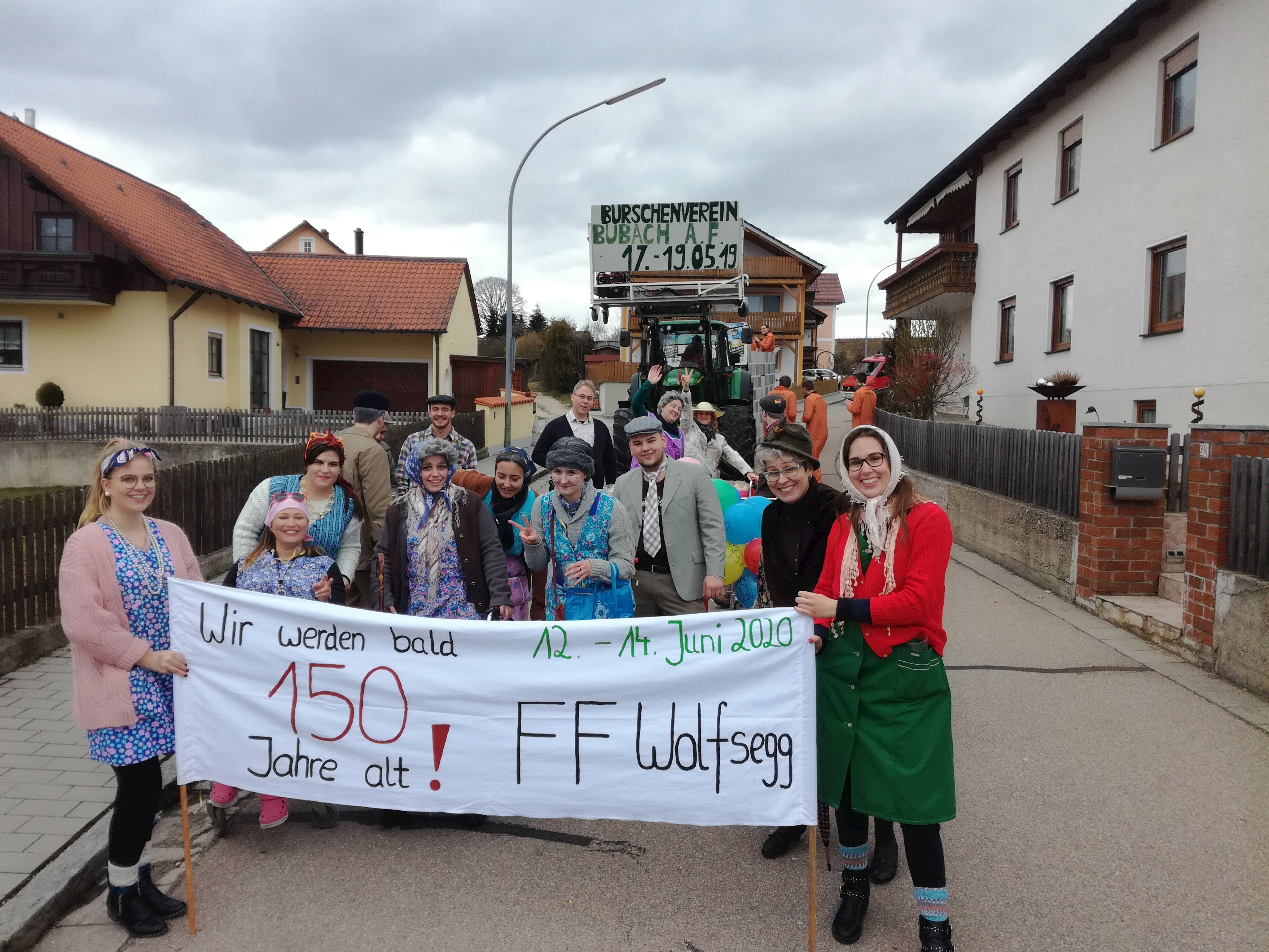 FFW Wolfsegg: Die Festdamen beim Faschingsumzug. (Foto: Roland Frank)