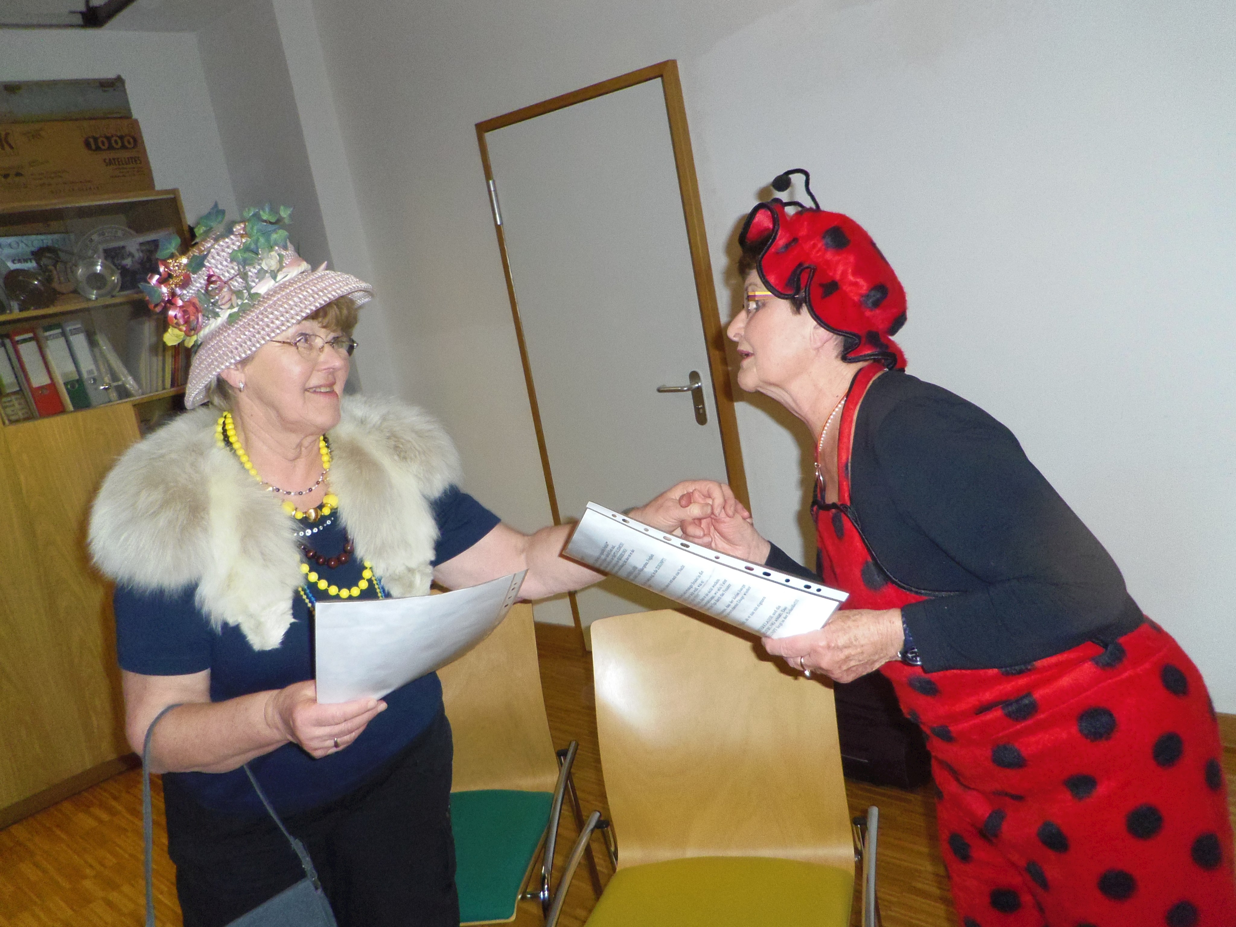 2014 Faschings-Spiel: Ein Sketch im Rahmen der Faschingsfeier des Gesangvereins mit der langjährigen 1. Vorsitzenden (33 Jahre) Martha König (verstorben 2020) und Notenwartin und Ehrenmitglied Edith Kollmar. (Foto: Margrit Heining)