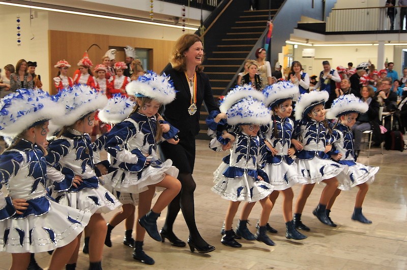 Die Bambini-Garde mit Landrätin Tanja Schweiger im Landratsamt Regensburg. (Foto: Bettina Dums)