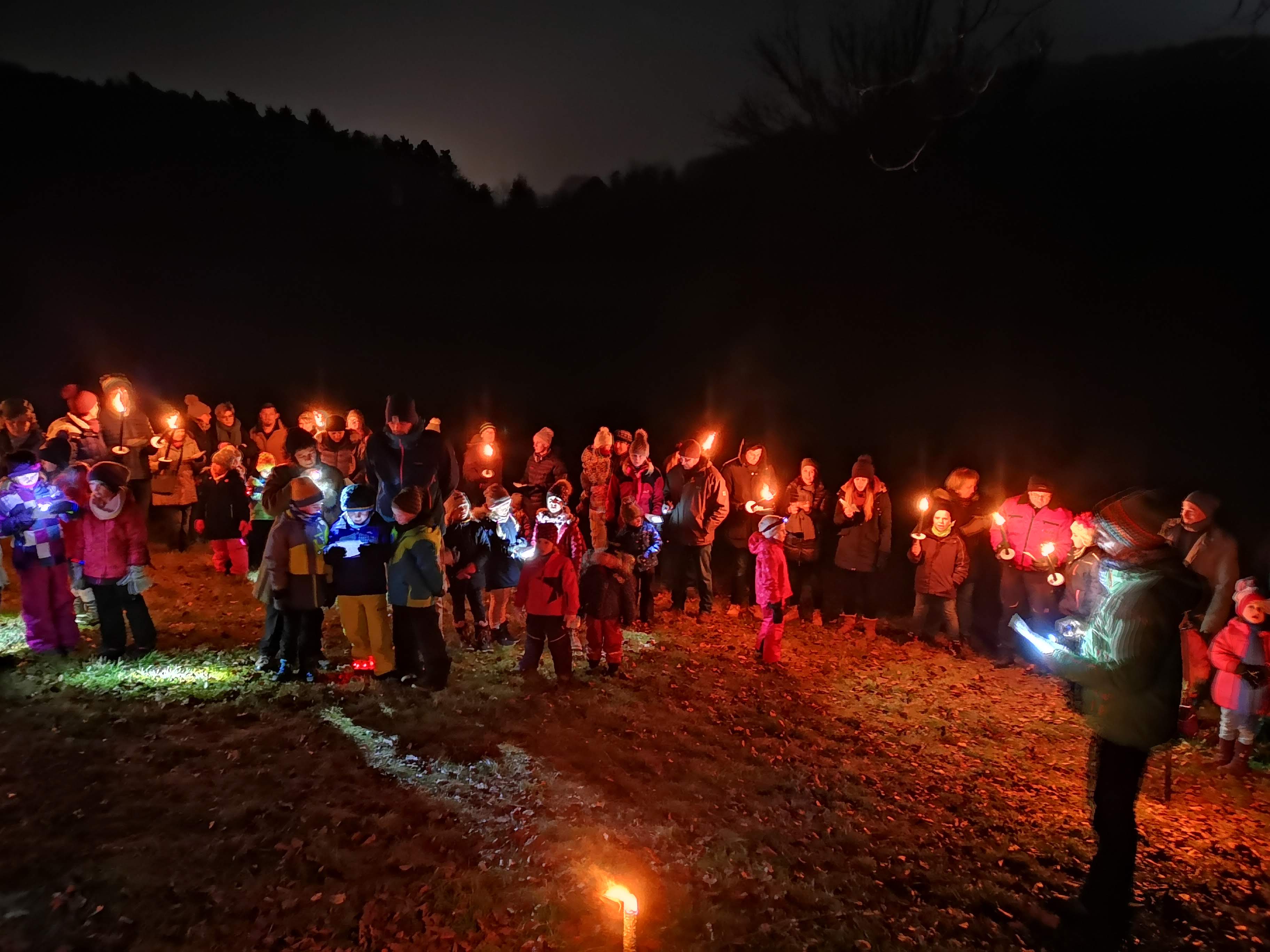 Nikolauswanderung mit Besuch des Nikolaus für alle Kinder. Foto: Michael Bleicher