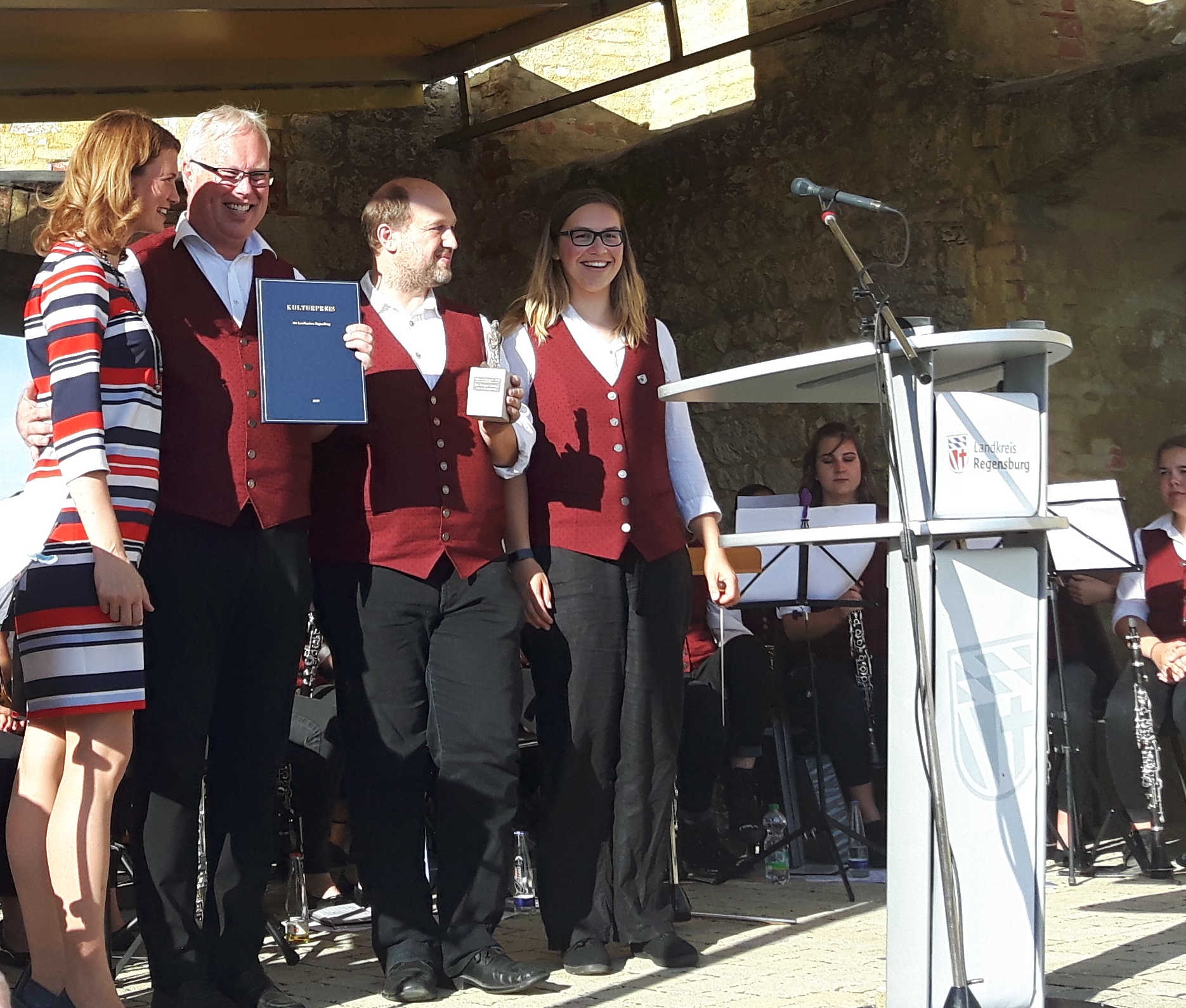 Verleihung des Jugendkulturpreises des Landkreises durch Landrätin Tanja Schweiger auf der Laaberer Burg. Foto: Hans-Jürgen Gibis