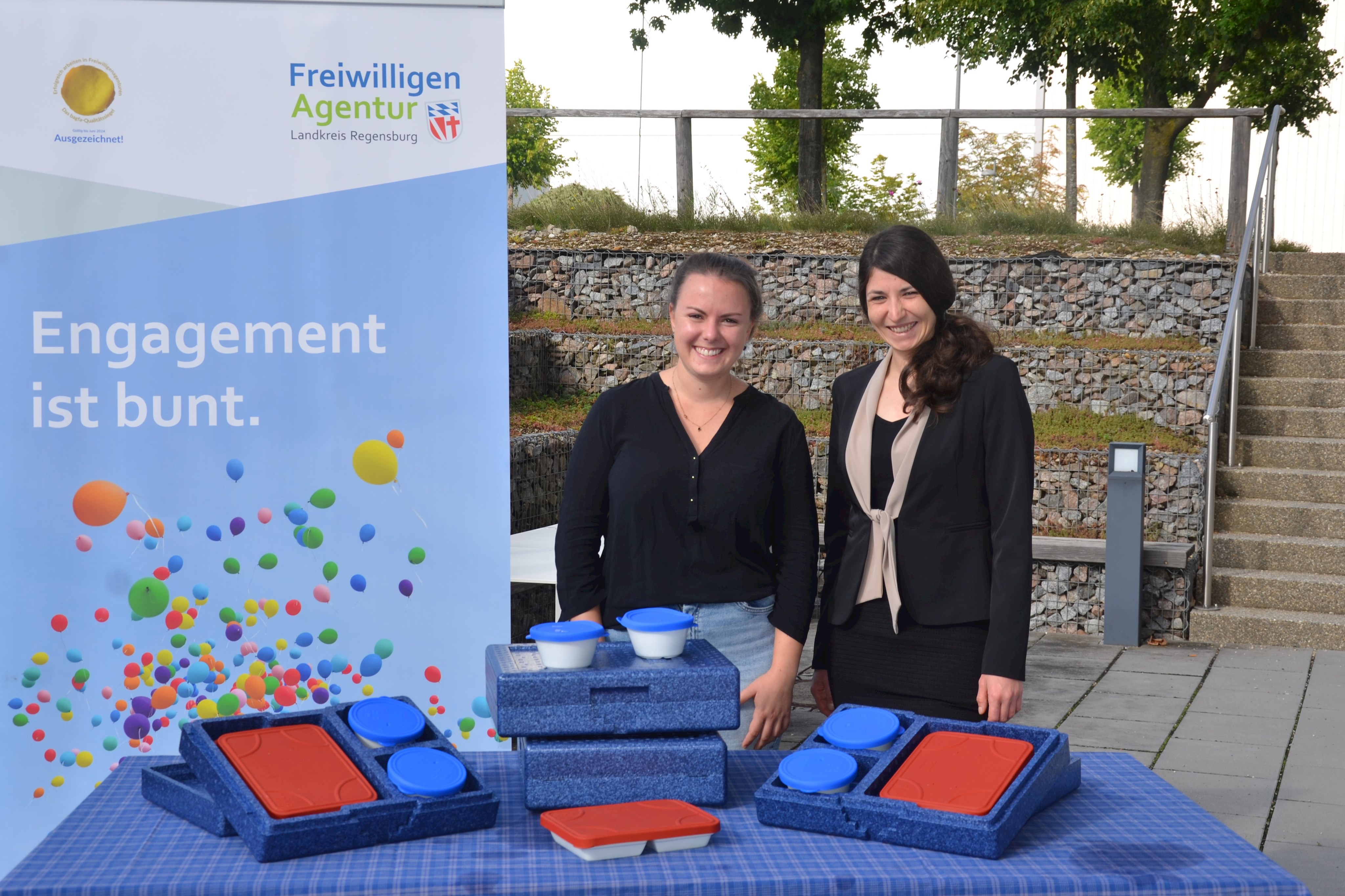 Eine ehrenamtliche Helferin der Nachbarschaftshilfe Mintraching fährt das Essen aus