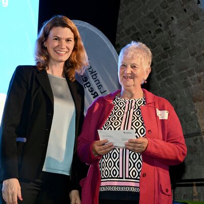 Bild vergr&ouml;&szlig;ern: Frau Landrätin Schweiger auf der Bühne mit zu Ehrenden