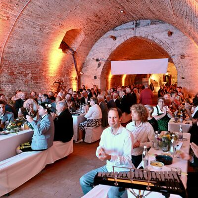 Bild vergr&ouml;&szlig;ern: Blick in den Schlosskeller mit Gästen am Ehrenamtsabend 2025