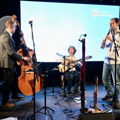 Bild vergr&ouml;&szlig;ern: Band Adabei mit ihren Instrumenten auf der Bühne