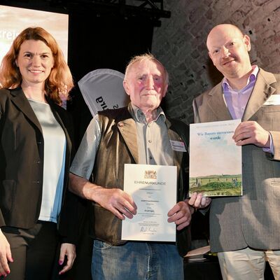 Bild vergr&ouml;&szlig;ern: Frau Landrätin Schweiger mit zur Ehrenden auf der Bühne