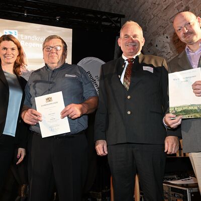 Bild vergr&ouml;&szlig;ern: Frau Landrätin Schweiger mit zur Ehrenden auf der Bühne