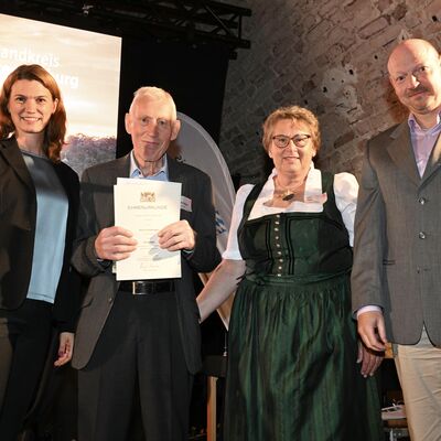 Bild vergr&ouml;&szlig;ern: Ehrenamtliche auf der Bühne