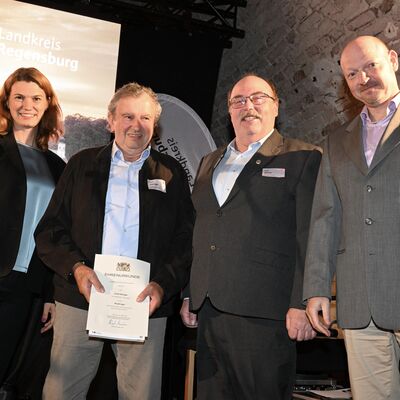 Bild vergr&ouml;&szlig;ern: Ehrenamtliche auf der Bühne