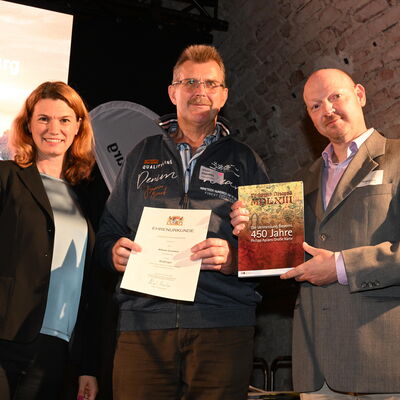 Bild vergr&ouml;&szlig;ern: Ehrenamtliche auf der Bühne