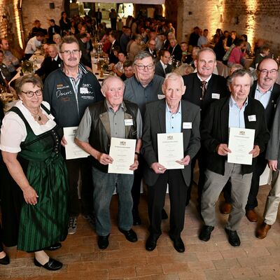 Bild vergr&ouml;&szlig;ern: Gruppenfoto beim Ehrenamtsabend 2025