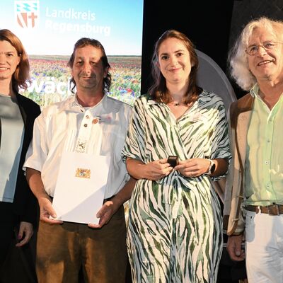 Bild vergr&ouml;&szlig;ern: Frau Landrätin Schweiger beim Ehrenamtsabend mit Bürgermeister und Vertreterin aus dem Landratsamt und Ehrenamtlichen