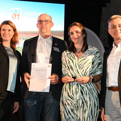 Bild vergr&ouml;&szlig;ern: Frau Landrätin Schweiger und Vertreterin des Landratsamts bei der Ehrung auf der Bühne