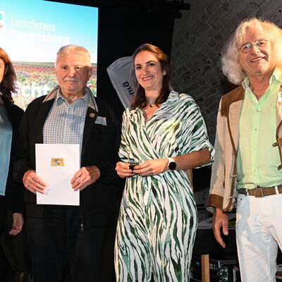 Bild vergr&ouml;&szlig;ern: Ehrenamtliche und Vertreter Landratsamt auf der Bühne