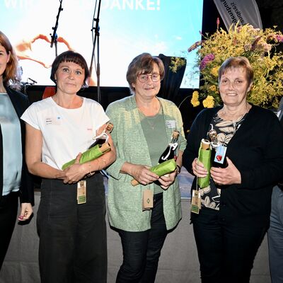 Bild vergr&ouml;&szlig;ern: Frau Landrätin Schweiger mit Vertreterinnen des OGV Wörth