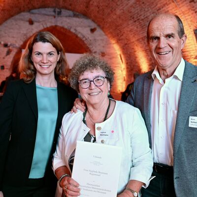 Bild vergr&ouml;&szlig;ern: Frau Landrätin Schweiger mit Ehrenamtlicher und Bürgermeister beim Ehrenamtsabend 2025