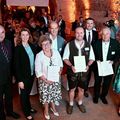 Bild vergr&ouml;&szlig;ern: Ehrenamtliche beim Gruppenfoto beim Ehrenamtsabend 2025