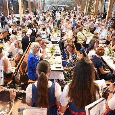 Bild vergr&ouml;&szlig;ern: Ehrenamtliche im Stadl