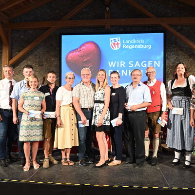 Bild vergr&ouml;&szlig;ern: Ehrenamtliche auf der Bühne beim Ehrenamtsabend 2022