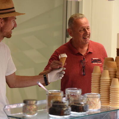 Bild vergr&ouml;&szlig;ern: Eisverkauf