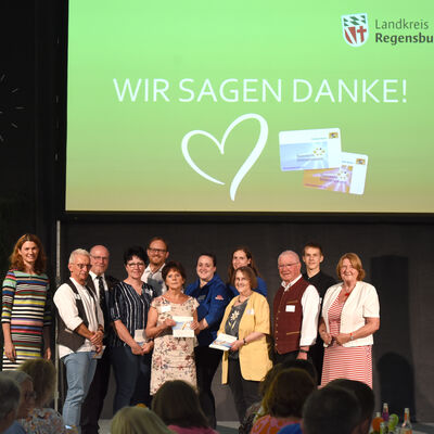 Bild vergr&ouml;&szlig;ern: Ehrenamtliche auf der Bühne