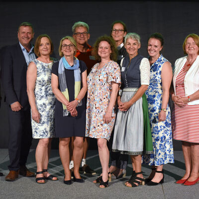 Bild vergr&ouml;&szlig;ern: Ehrengäste und Organisationsteam beim Ehrenamtsabend 2023