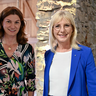 Bild vergr&ouml;&szlig;ern: Landrätin Tanja Schweiger und Staatsministerin Ulrike Scharf