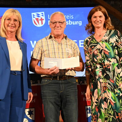 Bild vergr&ouml;&szlig;ern: Landrätin Tanja Schweiger mit Staatsministerin Ulrike Scharf und einem Ehrenamtlichen.