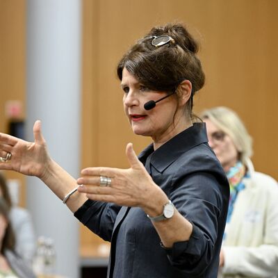 Referentin Claudine Nierth beim Vereinsschulabend