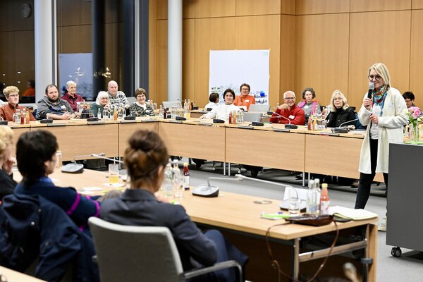Bild vergr&ouml;&szlig;ern: Teilnerhmerinnen und Teilnehme der Vereinsschule im Sitzungssaal des Landratsamts.