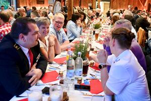 Bild vergr&ouml;&szlig;ern: Tisch mit Teilnehmenden beim Ehrenamtsabend 2024