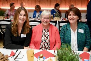 Bild vergr&ouml;&szlig;ern: Stellvertr. Landrätin Frau Lutz mit zu Ehrenden am Tisch am Ehrenamtsabend 2024