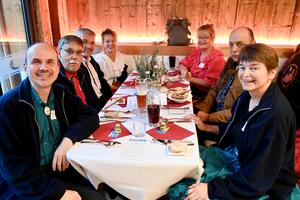 Bild vergr&ouml;&szlig;ern: Tisch mit Gästen beim Ehrenamtsabend 2024