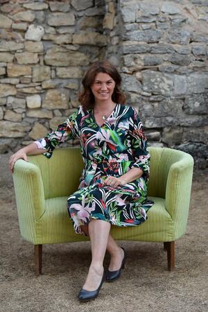 Bild vergr&ouml;&szlig;ern: Landrätin Tanja Schweiger sitzt auf einem gelben Sofa.