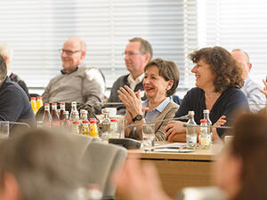 Teilnehmende der Vereinsschule sitzen und lachen 