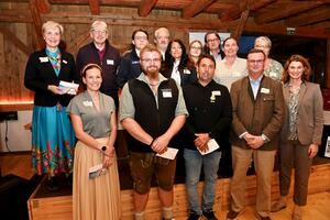 Bild vergr&ouml;&szlig;ern: Gruppenbild mit zu Ehrenden am Ehrenamtsabend 2024